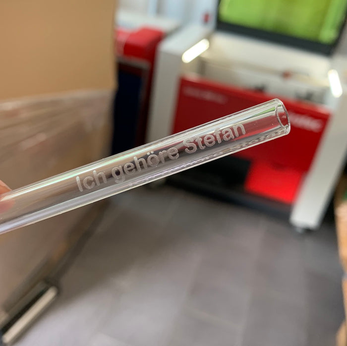 Glas-Trinkhalm mit weißer Gravur im Getränk