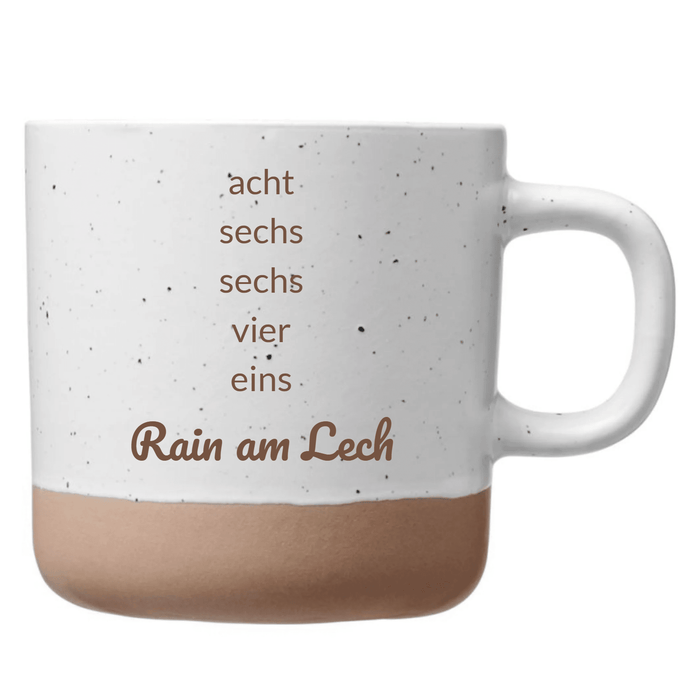 Heimat-Tasse mit Wunschgravur – PLZ in Worten & Ort, 360 ml, Weiß mit Terrakotta-Boden - Laser Tattoo - exklusive Lasergravuren e.K.