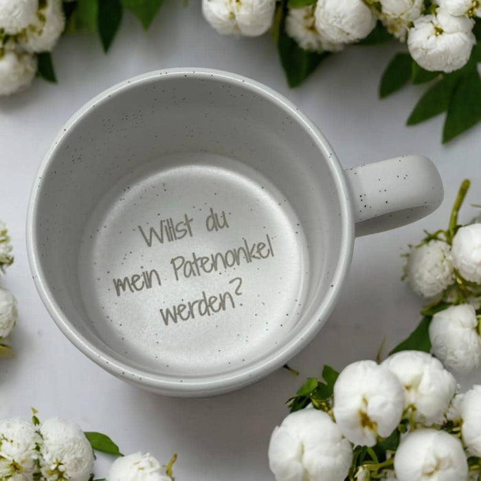 Weiße 360 ml Tasse mit Gravur Willst du mein Patenonkel werden auf dem Tassenboden