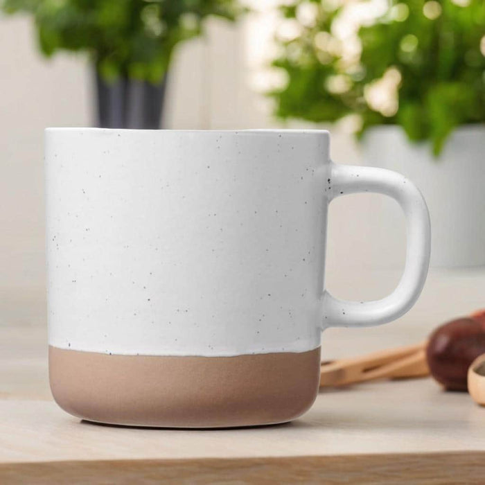 Weiße 360 ml Keramiktasse mit Terrakotta-Boden