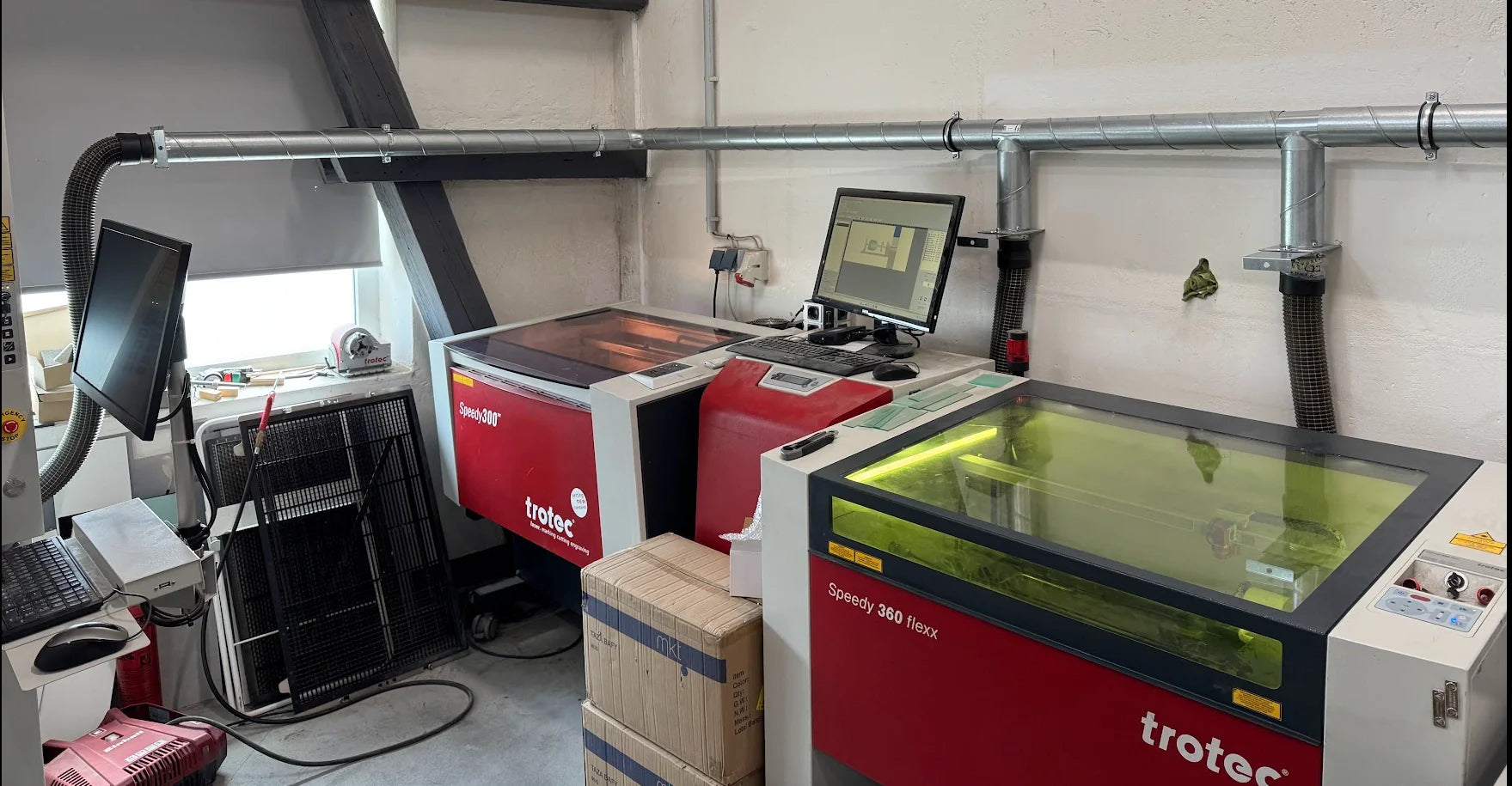 Wir tätowieren keine Menschen. Keine Haut, keine Nadel, keine Tinte. Bei uns geht es um Lasergravur auf Tassen, Holzbrettern, Edelstahlbechern und sogar AirPods.
