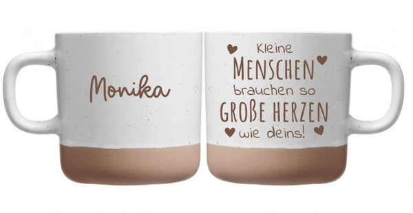 Tasse mit Gravur: Kleine Menschen brauchen große Herzen – Erzieherin