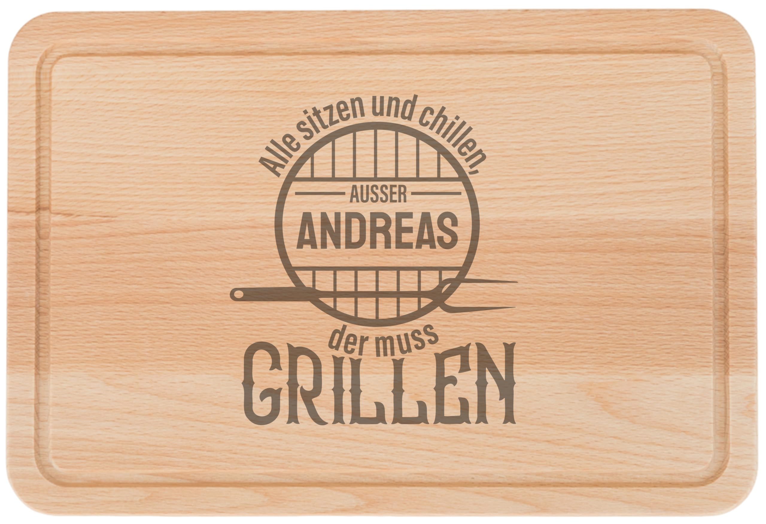 Brotzeitbrett Buche mit Namensgravur „Alle sitzen und chillen, außer Andreas, der muss grillen“