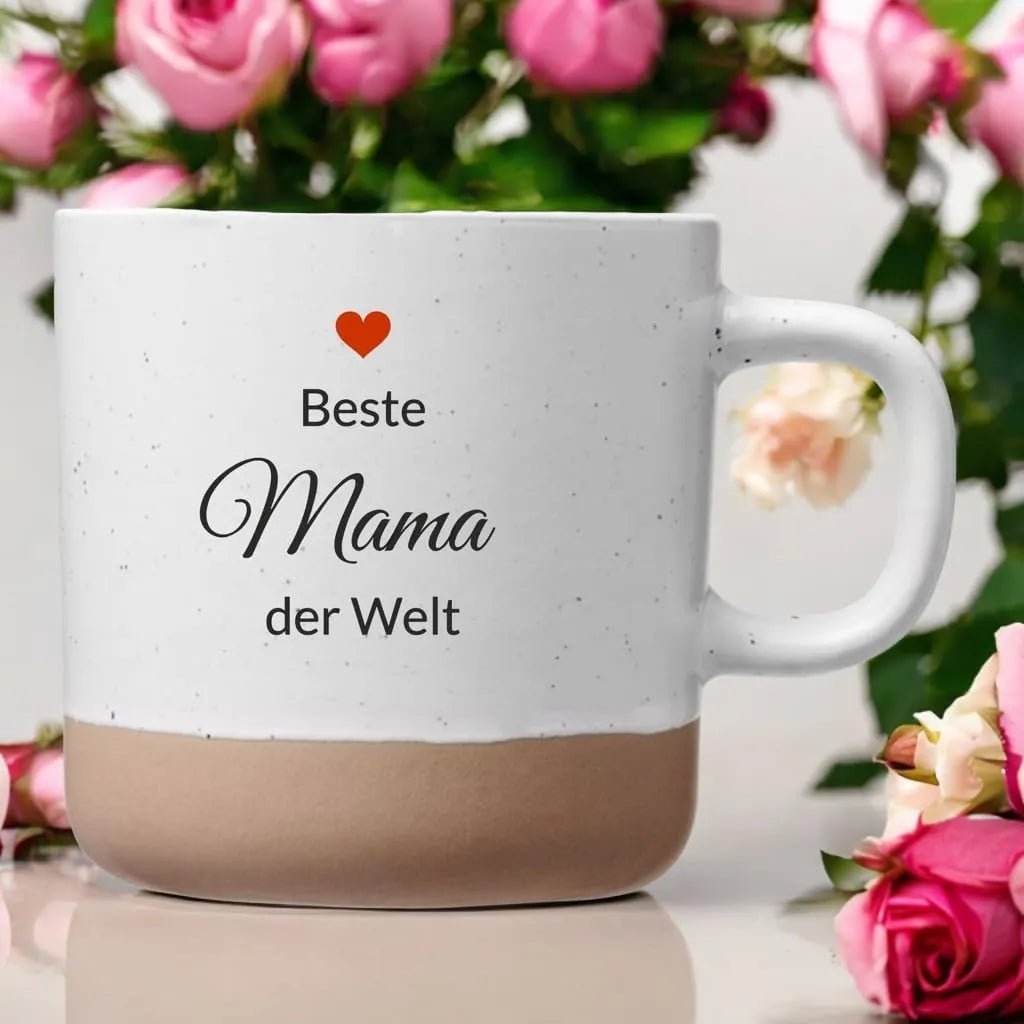 Beste Oma / Opa / Mama / Papa der Welt – 360 ml Steingut Tasse mit Herz - Laser Tattoo - exklusive Lasergravuren e.K.