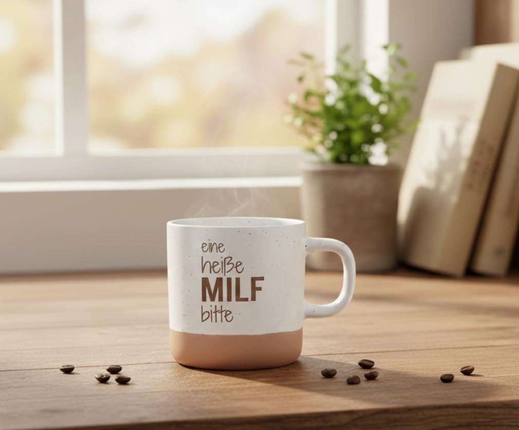 Eine heiße MILF bitte Tasse 360 ml aus Steingut mit Lasergravur - Laser Tattoo - exklusive Lasergravuren e.K.