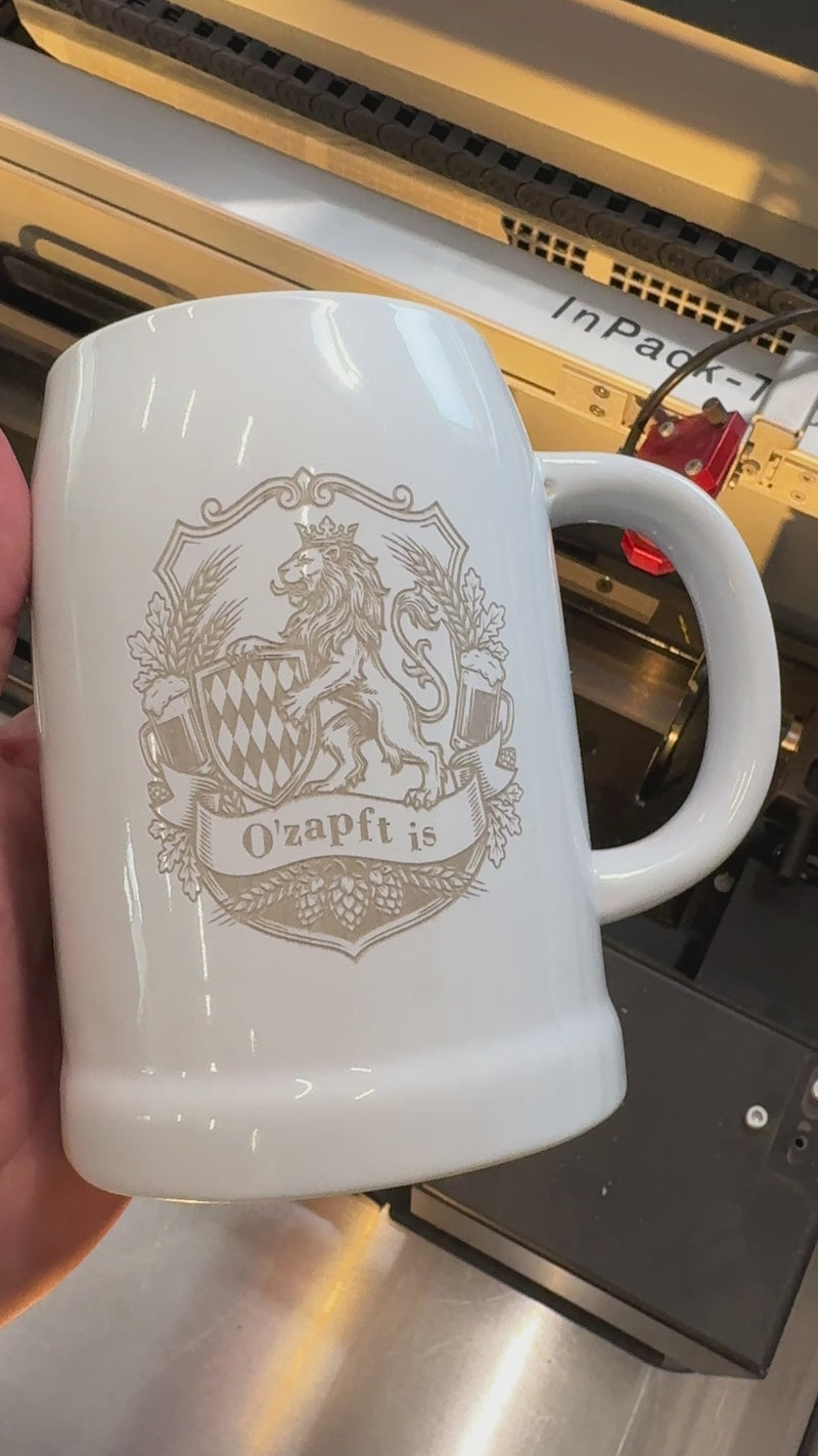 Frisch gravierter Bierkrug 700ml mit bayerischem Löwenwappen und O’zapft is, direkt aus der Lasermaschine in Rain am Lech