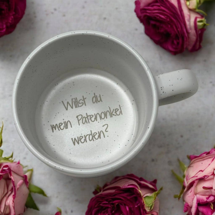Tasse mit Wunschgravur am Tassenboden, weiß gesprenkelt