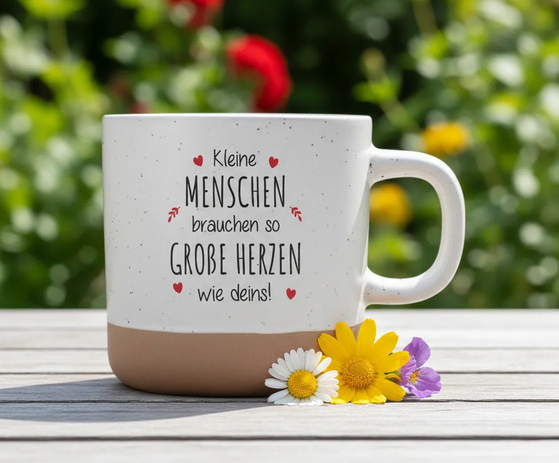 Tasse mit Spruch | „Kleine Menschen brauchen so große Herzen wie deins“ - Laser Tattoo - exklusive Lasergravuren e.K.