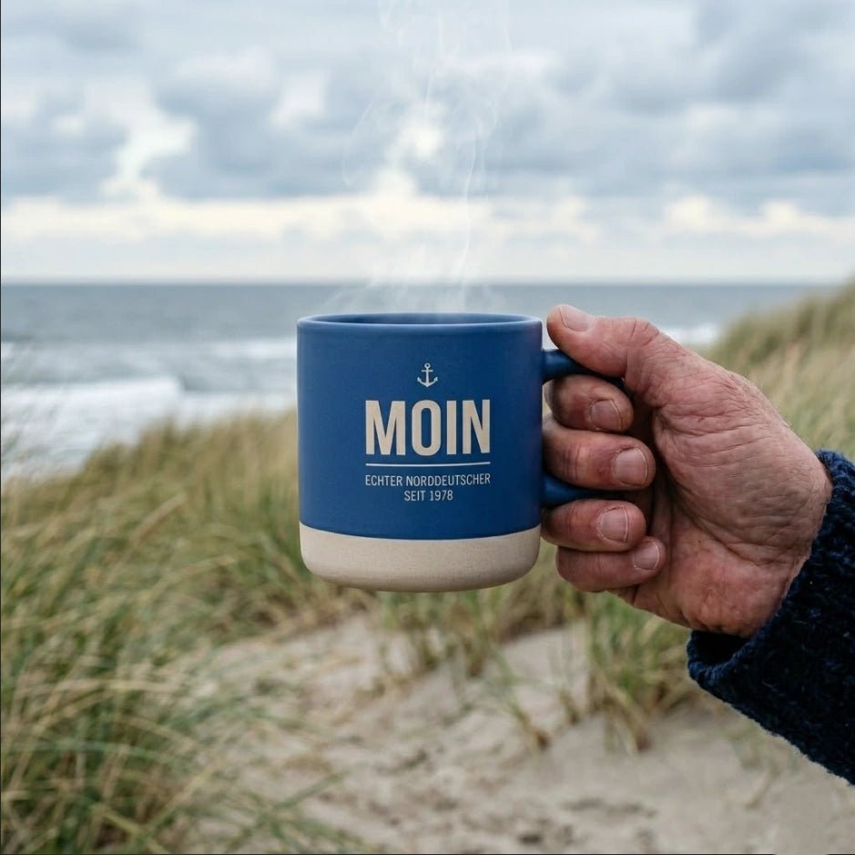 Maritime Kaffeetasse blau matt mit Moin-Gravur und personalisiertem Geburtsjahr, 350 ml