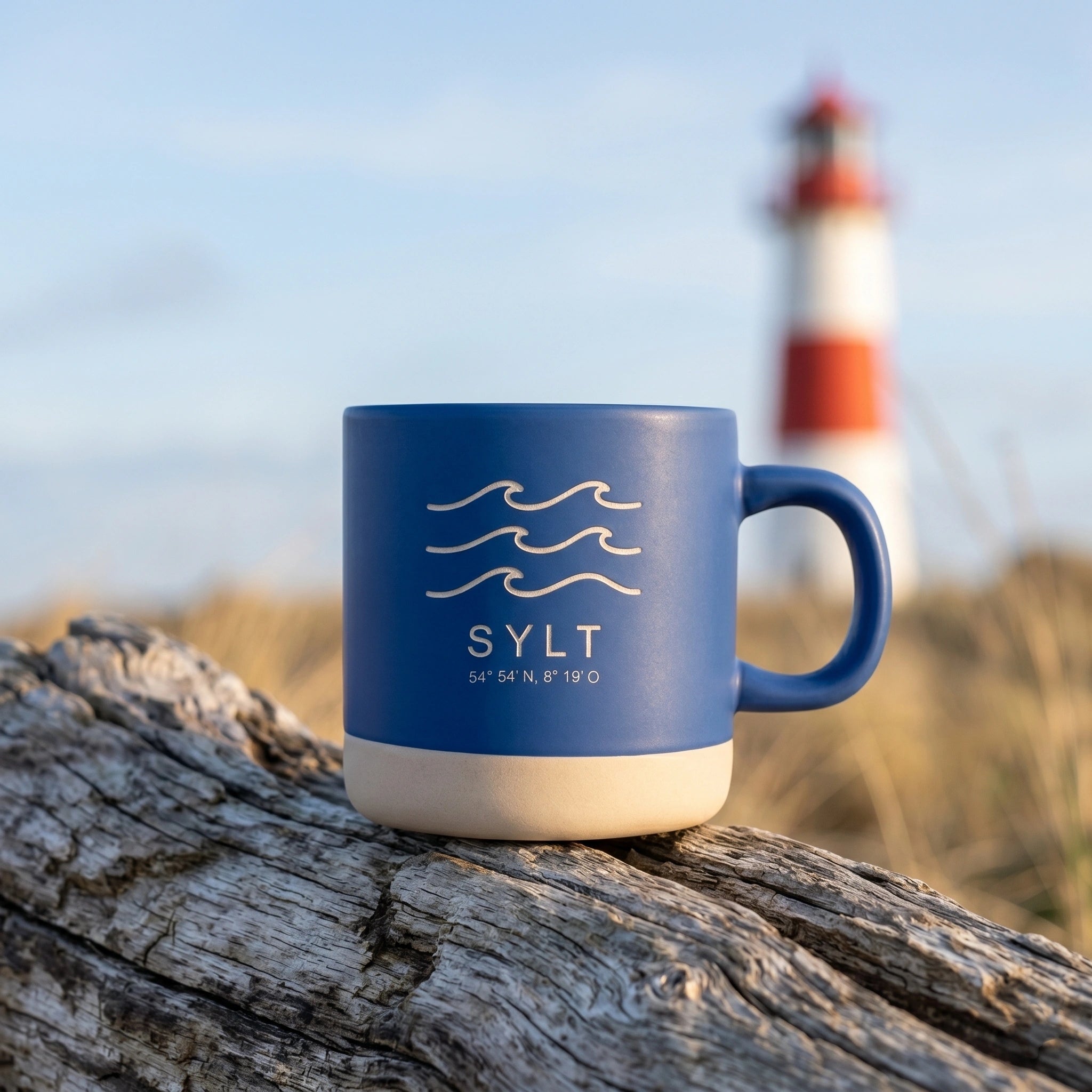 Tasse Sylt – Maritime Kaffeetasse Blau matt 350ml mit Wellen & Koordinaten - Laser Tattoo - exklusive Lasergravuren e.K.